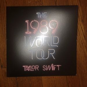 1989 World Tour; print out polaroids